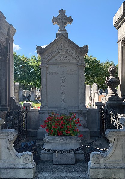 File:Tombe de la famille Bahadourian (nouveau cimetière de Guillotière).jpg