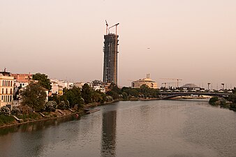 Vista de la Torre Cajasol de Sevilla, en construcció.