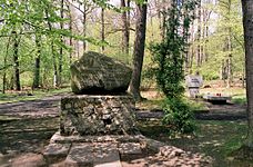 Obelisk upamiętniający pomordowanych nauczycieli i harcerzy