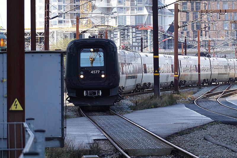 File:Trains by Carsten Niebuhrs Gade, Copenhagen 2022 4.jpg