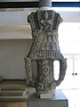 Un trofeu més petit trobat a Adamclisi, una còpia més petita del monument original que es va instal·lar a les portes de la ciutat oriental durant les èpoques de Constantí i Licini.