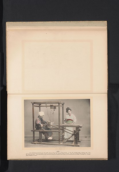 File:Twee vrouwen werken met een weefgetouw Loom (titel op object), RP-F-2001-7-1570-13.jpg