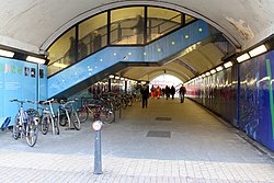 De voetgangerstunnel onder het station, met zichtbaar de toegevoegde trap naar spoor 7 en 8.