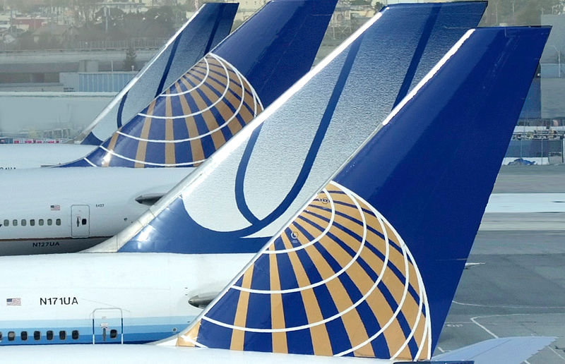 File:United Continental airliner tails.jpg