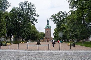Vänersborgs kyrka 2020, med ny grusplan där grönområde tidigare låg