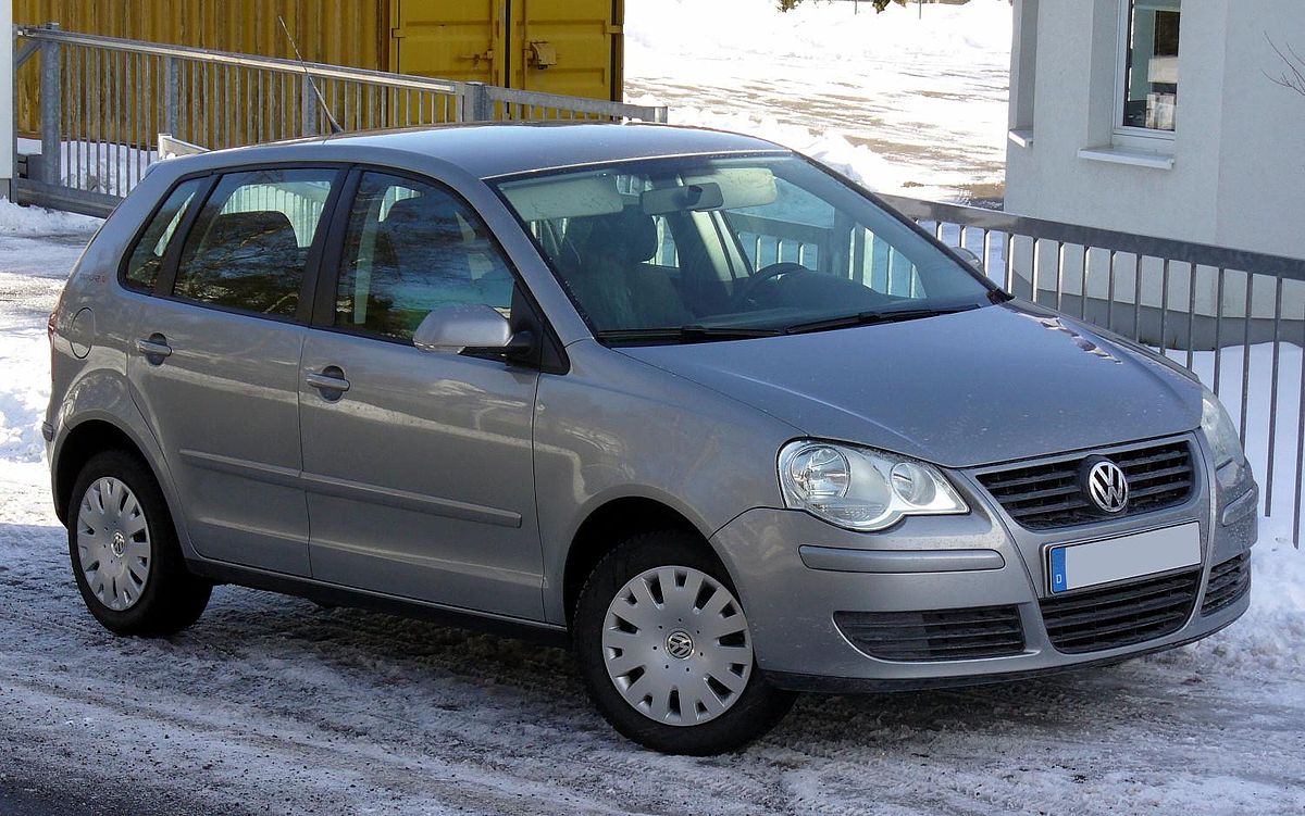 https://upload.wikimedia.org/wikipedia/commons/thumb/8/8c/VW_Polo_IV_F%C3%BCnft%C3%BCrer_Facelift_Tour.JPG/1200px-VW_Polo_IV_F%C3%BCnft%C3%BCrer_Facelift_Tour.JPG