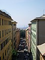 Italiano: Via Pertinace fotografata da corso Firenze, nel quartiere di Castelletto, a Genova. Al centro sullo sfondo il porto di Genova.