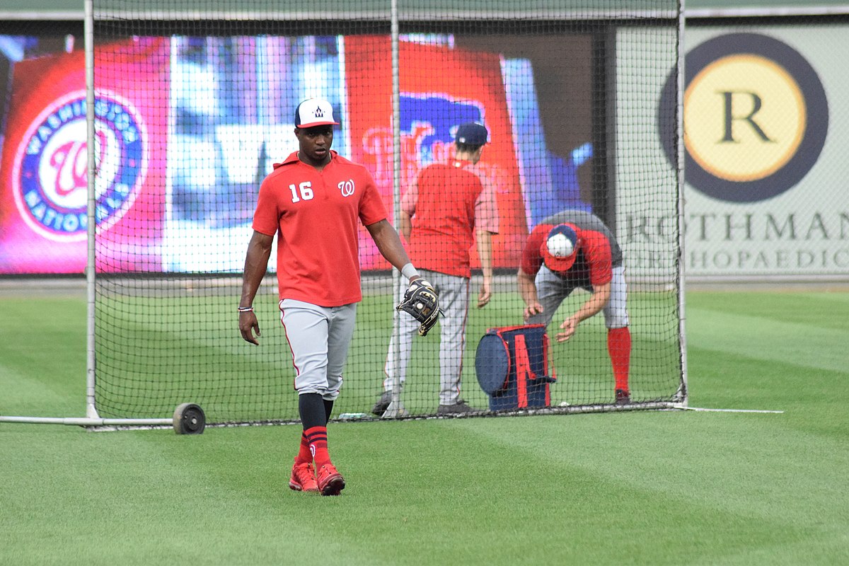 File:Victor Robles (32640298837) (cropped).jpg - Wikimedia Commons