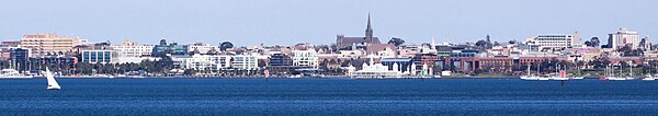 Udsigt over Corio Bay til Geelong i 2010. Markanter bygninger er fra venstre: Geelong Hospital, ATO office, Geelong Private Hospital, Bendigo Bank, Four Points Sheraton hotel, Edgewater Apartments, Customs House, St Mary's Basilica, Cunningham Pier, Deakin University, St John of God hospital, Mercure Hotel og Old Geelong Post Office