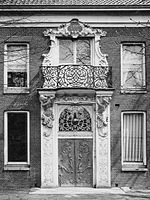 De monumentale voordeur en het balkon verhuisden na de splitsing van het huis aan de Ossenmarkt naar het Hof van Iddekinge. Na sloop van het Hof gingen de deuren en het balkonhek naar het Groninger Museum.[7] Het balkonhek bevat de initialen van Sichterman: JAS