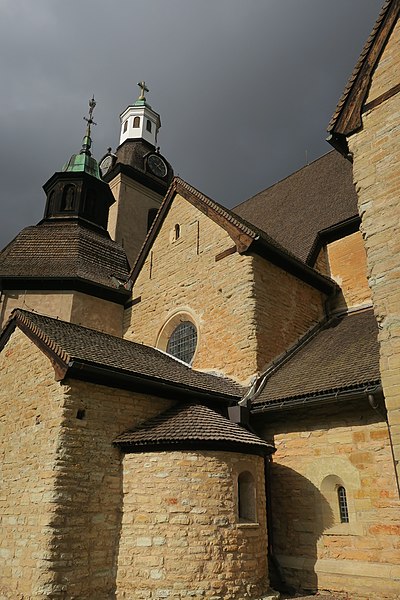 File:Vreta Klosterkyrka från söder.jpg