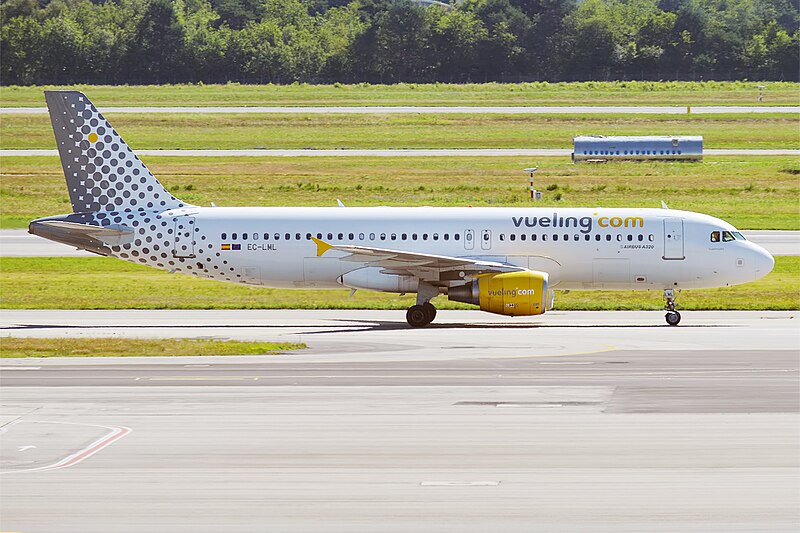 File:Vueling, EC-LML, Airbus A320-214 (15834357244) (2).jpg