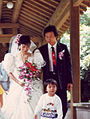 Casal taiwanês vestido ao estilo ocidental para book de noivos em um parque (1989).