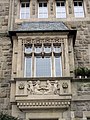 Verziertes Erkerfenster mit Hochzeitsrelief von Friedrich Bagdons