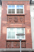 Reliefs von Bernhard Kloss an der Fassade des Gebäudes Wilhelmstraße 11–13