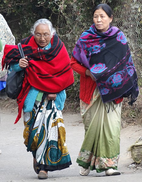 File:Women in Traditional Dress - Darjeeling - West Bengal - India (12406166323).jpg