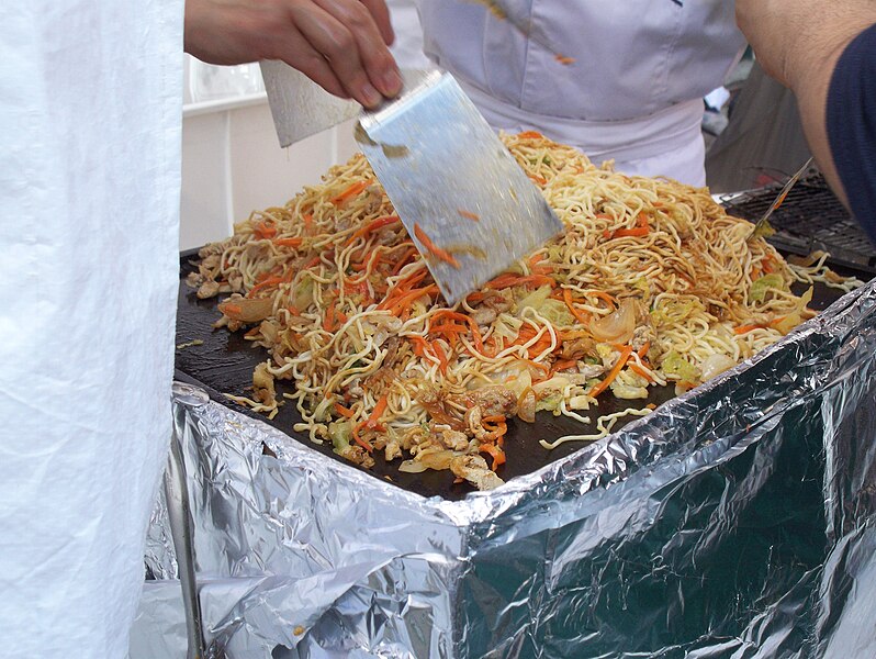 File:Yakisoba being cooked @ LaFesta 2013 (c).JPG