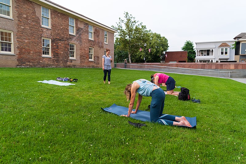 File:Yoga at Your Park (9c742c09-7237-43b7-be32-6805ae040638).jpg