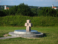 Una cruz de piedra en el sitio de la antigua "Zamechka", un castillo de los siglos X-XI, donde fueron exiliados Rogneda y su hijo Izyaslav.