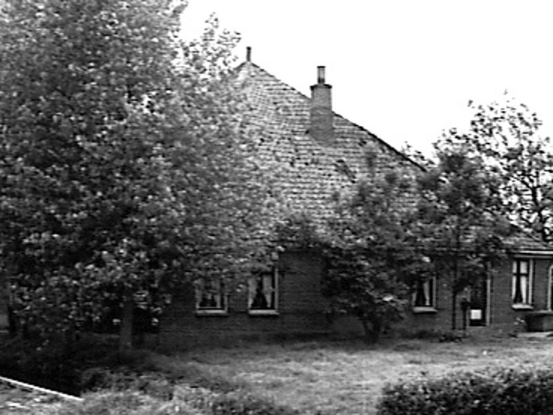 File:Zij- en voorgevel nr. LA 8 - Wormer - 20479346 - RCE.jpg