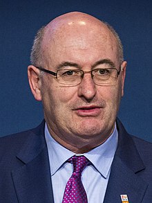 (Phil Hogan) 160531 Informelles Treffen der Landwirtschaftsminister Informelles Treffen der EU-Landwirtschaftsminister (26766297963) (cropped).jpg