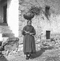 Ženska s košo in motikco, Breginj 1951.jpg