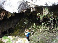 Посетители во внатрешноста на пештерата