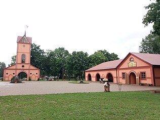 Брама і стайня сядзібы Оштарпаў, 2018 г.