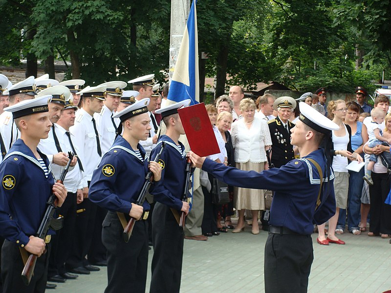 File:Принятие присяги в Сквере Славы Русского Флота на День ВМФ 2009.JPG