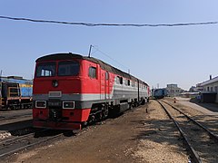 ТГ16-048 в красно-серой окраске РЖД с модифицированными буферными фонарями в депо Южно-Сахалинск(2016 год)