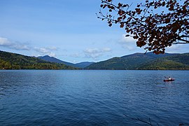 然別湖沿いの登山道から