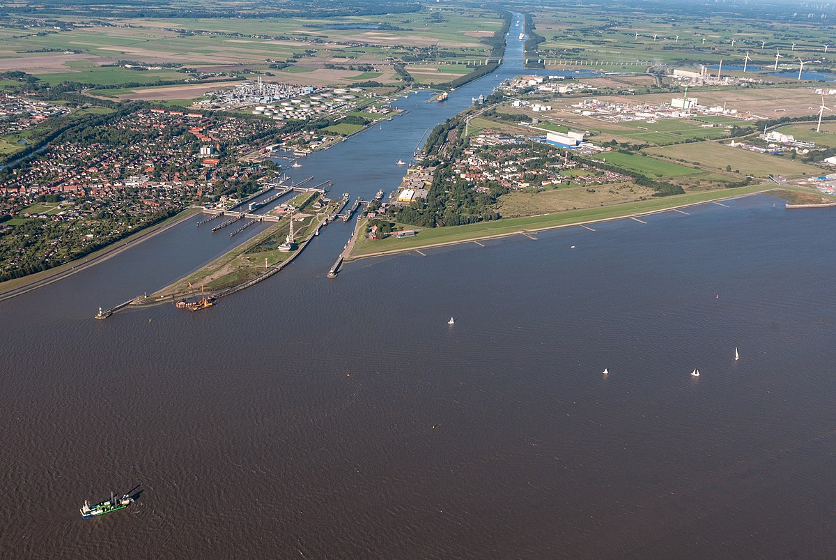 DUTCH RUNNER - IMO 8712075, Entering Kiel-Canal locks at Ki…