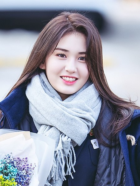 170203 청담중학교 졸업식 전소미.jpg