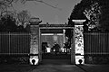 Éclairage nocturne du portail d'accès à la cour d'honneur du château de Bois-Briand.