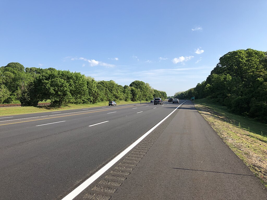 File 2018 05 26 08 07 20 View North Along New Jersey State Route