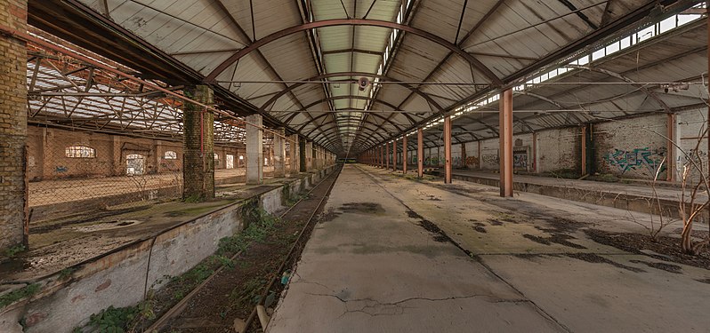 Rotting loading bay in the former freight terminal, Halle/Germany.