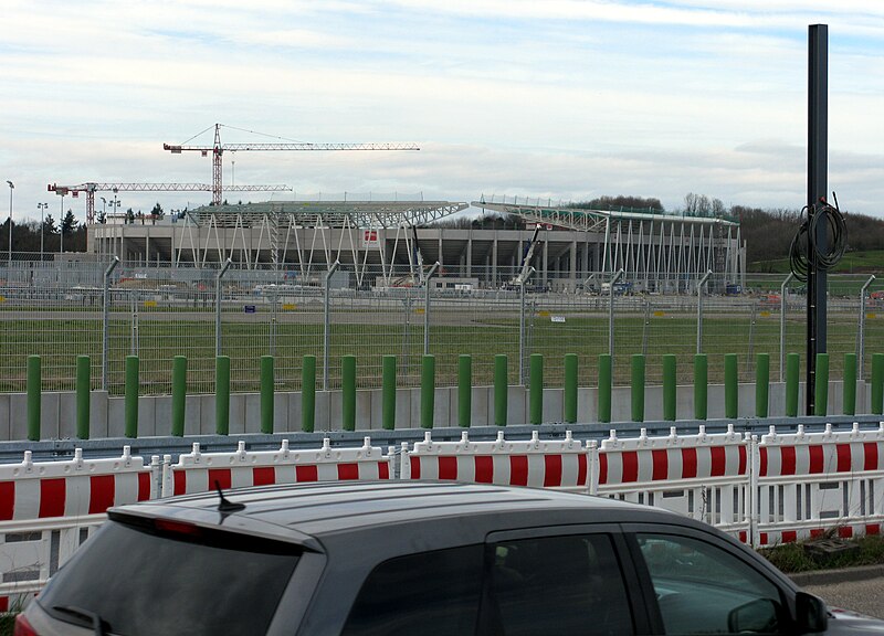 File:2020-03-08 Madisonallee mit Baustelle zur Verlängerung der Freiburger Stadtbahn zur Messe, dahinter der Flugplatz 2.jpg