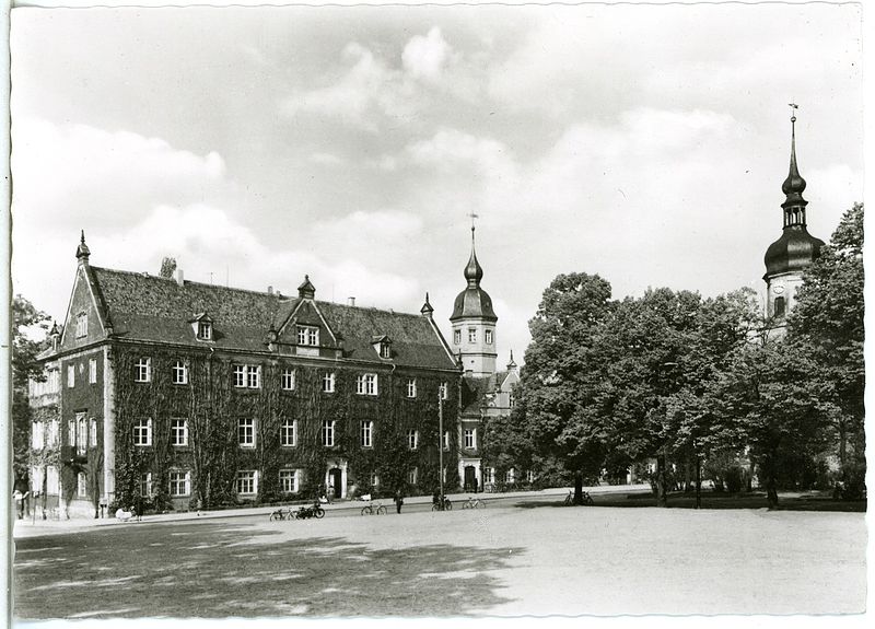 File:29401-Riesa-1957-Rathaus und Klosterkirche-Brück & Sohn Kunstverlag.jpg