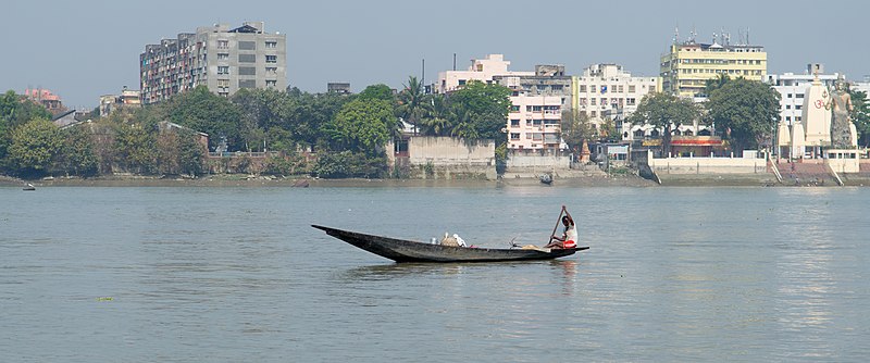 File:A man sailing on a country made boat in the Hooghly river, on the other side of the river is Chatu babu ghat in Howrah (2nd shot in series).jpg