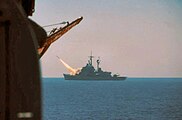 lançamento de um míssil Terrier durante um exercício na costa da Sardenha em 1985