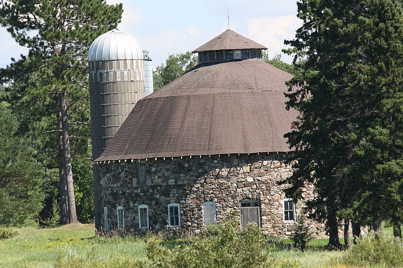 File:Annala Round Barn, Hurley, Wisconsin (8332719467).jpg