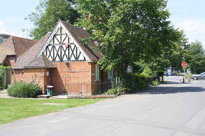 File:Archway Lodge, University of Reading - geograph.org.uk - 4060471.jpg