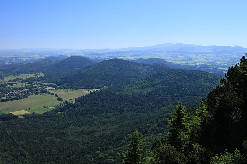 File:Ascension du Puy de Dôme - vue vers le sud - 002.jpg