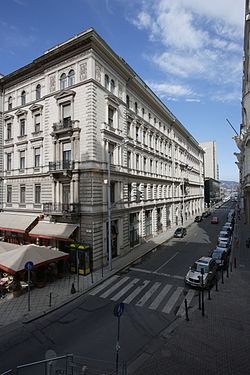 Központi épülete Budapesten, az Apáczai Csere János utcában