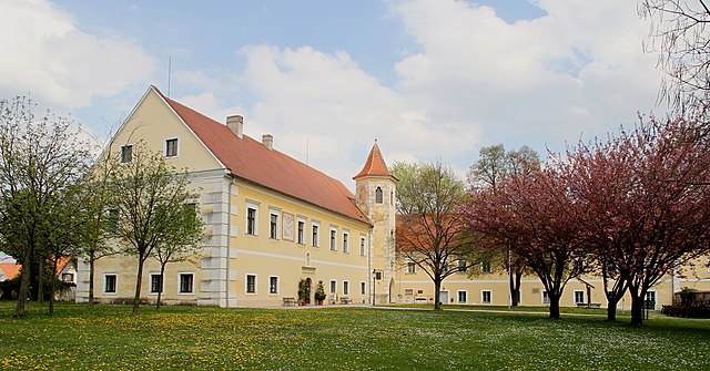 File:Atzenbrugg_-_Schloss_(4).JPG