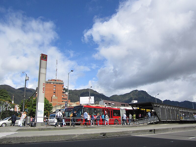 File:Av. Caracas TransMilenio Calle 72.JPG