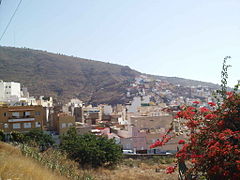 Al fondo de la imagen, Barrio Nuevo encaramado en la montaña. En primer término, La Salud Bajo visto desde la zona de Villa Ascensión.