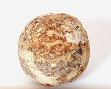 Bola de pedra aproximadament rodona, emprada com a projectil de mandró que es troba a la Biblioteca Museu Víctor Balaguer. Datada a la Dinastia XVIII i probablement relacionada amb els pobles Blemis d Etiopia.