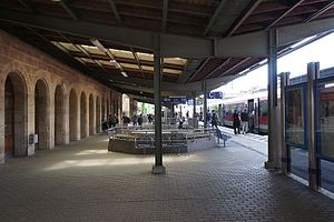 Bahnhof Erlangen: Lage, Infrastruktur, Verkehrsanbindungen