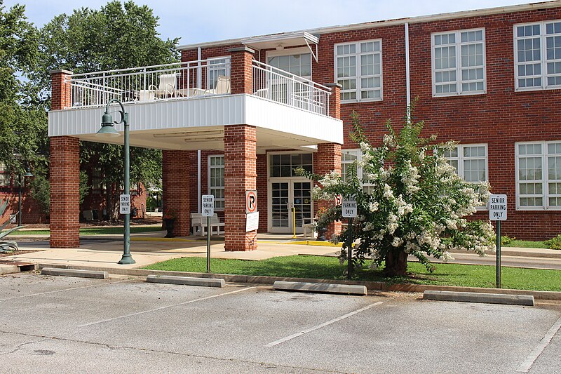 File:Balcony and senior parking, R. E. Lee Institute.jpg